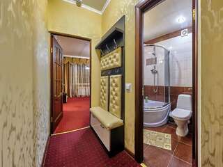 Санатории Sanatorium Elite Dnipro Трускавец Номер-студио с кроватью размера "queen-size" и диваном-кроватью-5